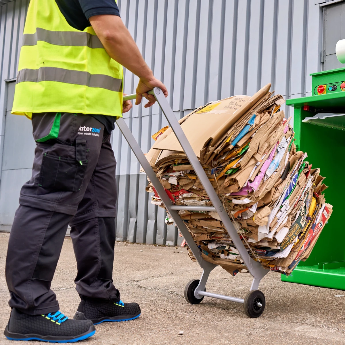 Kartonabfälle für das Recycling vorbereitet, Interzero, 2026